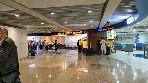 事前に登録したE-CD(電子税関申告フォーム)のQRコードを準備