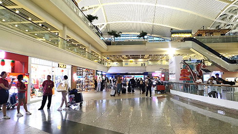 さらに進むと右側に外が見える吹き抜けのエリアに出ます。