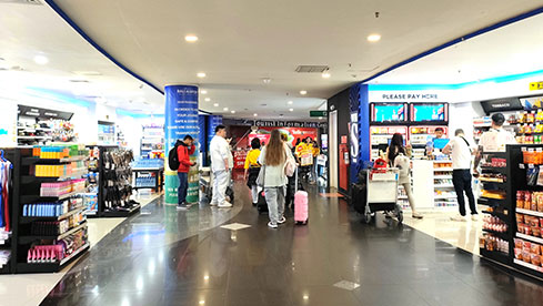 その先には、両側にお菓子や飲み物、日用品等を売っているコンビニエンスストアのようなお店があります