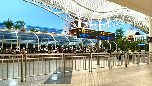 コンビニエンスストアを過ぎ、右カーブのコーナーを抜けると正面に目の前にガイドさん達が待っている場所が見えます。