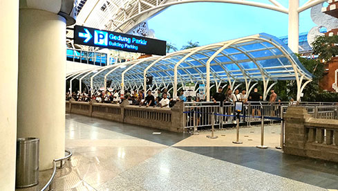 インフォメーションの後ろの柵の画像