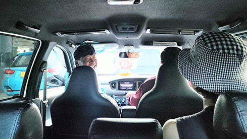 専用車に乗り込みホテルへ向かいます!