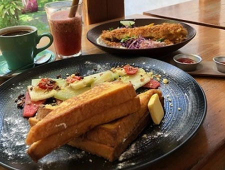 スミニャックのカフェでランチ