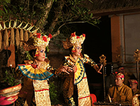 王宮周辺で伝統舞踊鑑賞